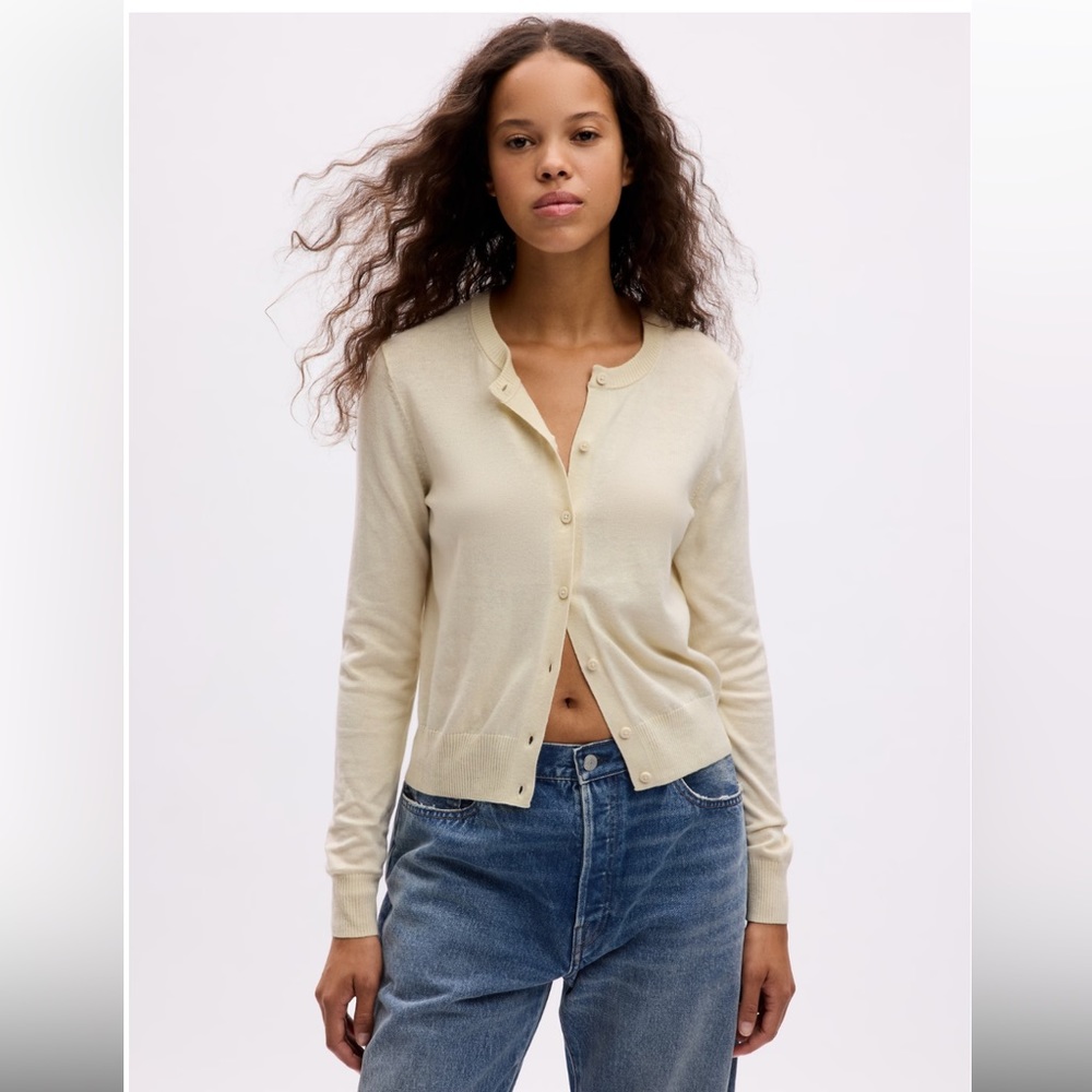EUC Gap Women’s Lightweight Cotton Crewneck Cardigan in Chino Beige